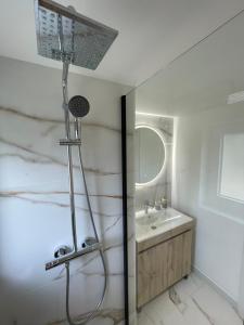 Maisons de vacances Superbe Maison renovee - Tregomeur : photos des chambres