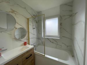 Maisons de vacances Superbe Maison renovee - Tregomeur : photos des chambres