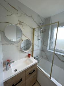 Maisons de vacances Superbe Maison renovee - Tregomeur : photos des chambres