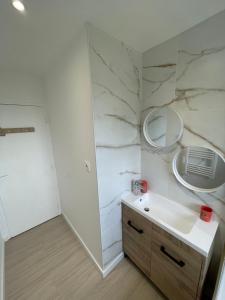 Maisons de vacances Superbe Maison renovee - Tregomeur : photos des chambres