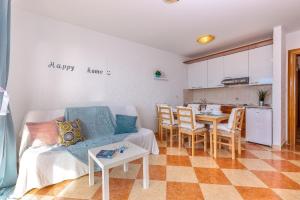 Appartement mit Balkon und Meerblick - b43959 
