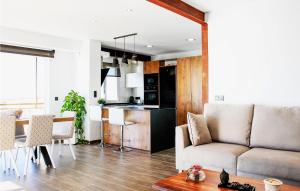 3 Bedroom Beautiful Apartment In Elche