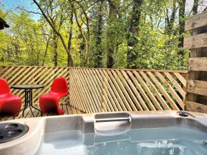 Shrew Lodge-woodland Lodges-Hot Tub-Pembrokeshire-Tenby