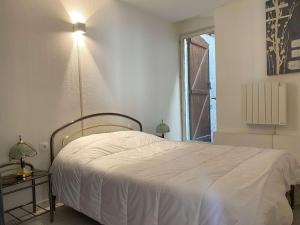 Appartement T3 au calme avec extérieur privatif, proche étang, tout équipé, 3 chambres. - FR-1-553-86