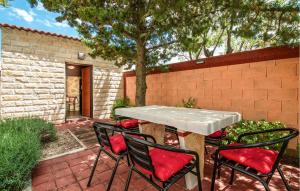 Awesome Home In Lisicic With Wifi