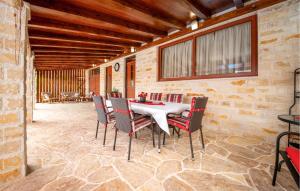 Awesome Home In Lisicic With Wifi