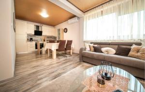 Awesome Home In Lisicic With Wifi