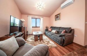 Awesome Home In Lisicic With Wifi