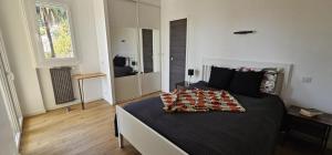 Cannes Sea View, by Beach, Private Room in Shared 3-Bedroom Apartment, Private Bathroom & Balcony,, Chambre avec salle de bain privative & balcon, chez lhabitant