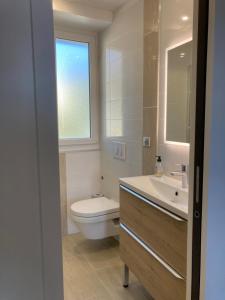 Cannes Sea View, by Beach, Private Room in Shared 3-Bedroom Apartment, Private Bathroom & Balcony,, Chambre avec salle de bain privative & balcon, chez lhabitant