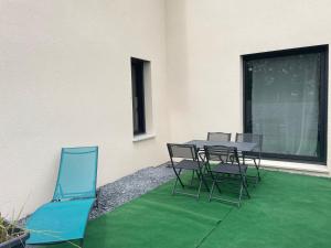 Appartements Champ de ble Apt neuf independant plain pied dans maison contemporaine decoration soignee tout confort terrasse amenagee, grand terrain parking prive a 15 mn de Caen et 10 mn deBayeux proche plages du debarquement : photos des chambres