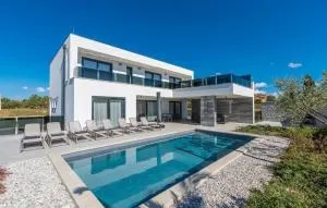 Luxusvilla "Sandi" nur 2 km vom Meer mit offener Terrasse, Pool, Jacuzzi - Filipac