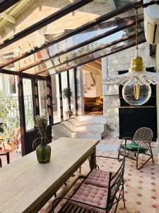 Maison atypique au coeur de Montpellier, cours et parking - Montpellier