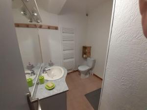 F2 de caractère dans un hameau typique provençal