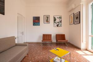 Fancy apartment bright with city and mountain view on an ancient staircase 5 mins to the station with 2 balconies with amazing city view