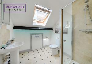 Comfortable and Homely 1-Bedroom 1-Bathroom Serviced Apartment, Free Parking, Free WiFi By Redwood Stays