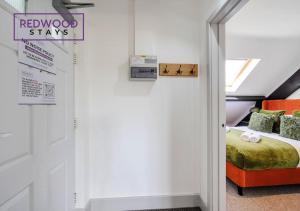Comfortable and Homely 1-Bedroom 1-Bathroom Serviced Apartment, Free Parking, Free WiFi By Redwood Stays
