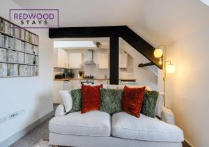 Comfortable and Homely 1-Bedroom 1-Bathroom Serviced Apartment, Free Parking, Free WiFi By Redwood Stays