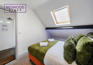 Comfortable and Homely 1-Bedroom 1-Bathroom Serviced Apartment, Free Parking, Free WiFi By Redwood Stays