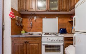 2 Bedroom Nice Apartment In Jablanac