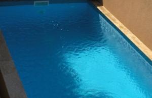 Ferienwohnung mit Pool, Garten und Meerblick 