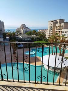Apartamento reformado con terraza vistas al mar y a las piscinas de Magic World garaje y piscina frente a Balneario Aire acondicionadowifi