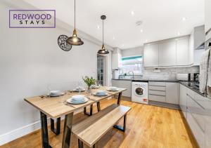 Cosy 3-Bedroom Serviced House with Free Fast WiFi and Parking for 2 Cars By Redwood Stays