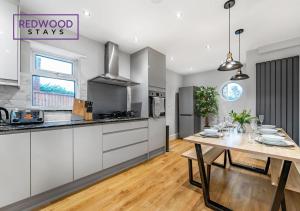 Cosy 3-Bedroom Serviced House with Free Fast WiFi and Parking for 2 Cars By Redwood Stays