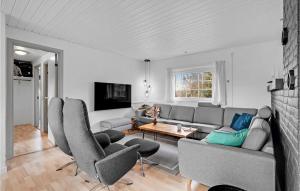 Lovely Home In Væggerløse With Wifi