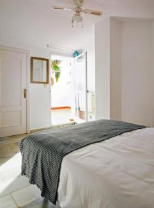 Sea views penthouse in placid natural setting