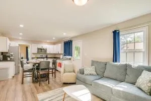 Charming Greenville Home with Yard 3 Mi to Downtown - ترافلرز ريست