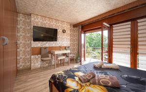 2 Bedroom Beautiful Apartment In Lovran 