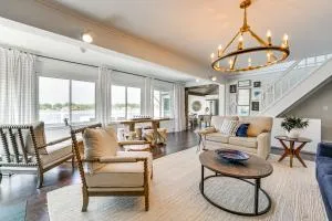 Luxe Waterfront Lake Fenton Home Decks and Fire Pit - Флинт