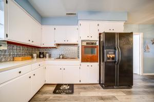 Lake Erie Escape: Family-Friendly Home w Patio