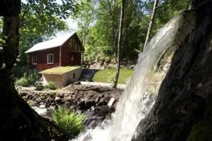 Direkt am See gelegenes Ferienhaus - Hjälmared