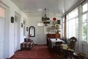 Collage Guesthouse - Berdavan