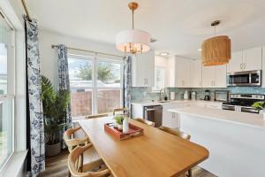 Tranquil Lakeside Escape 2 Bedrooms Patio Views