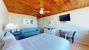 Queen Room with Sofa Bed room in Ocean Landings Resort