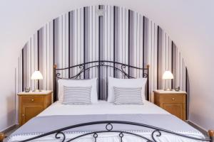 Honeymoon Suite with Balcony and Pool View room in Santellini Hotel