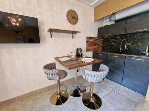 Beau studio, moderne, au calme avec piscine et parking privé dans une résidence arborée