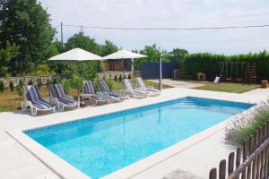 Geräumiges Ferienhaus mit 4 Schlafzimmern und privatem Pool 