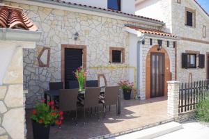 Geräumiges Ferienhaus mit 4 Schlafzimmern und privatem Pool 