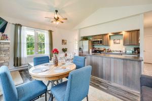 Close to Slopes: Lakeside Cottage in Pocono Mtns