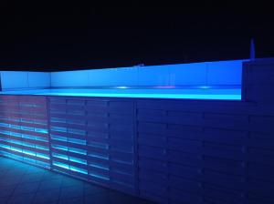 City Apartment with heated rooftop Pool