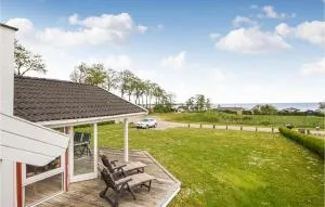 Three-Bedroom Holiday Home In Sjolund - Sjølund