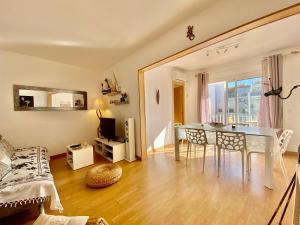 Imma bright apartment by HLCLUB Agency