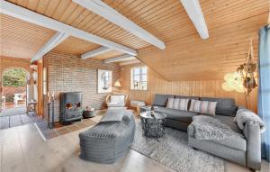 Three-Bedroom Holiday Home With A Fireplace In Ringkøbing