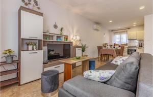 2 Bedroom Beautiful Apartment In Pula 