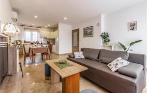 2 Bedroom Beautiful Apartment In Pula