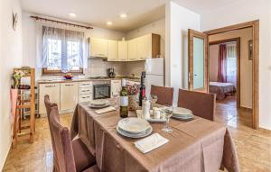 2 Bedroom Beautiful Apartment In Pula